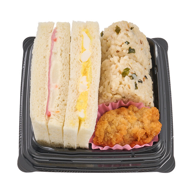 もち麦入りわかめおにぎりのよくばりランチボックス