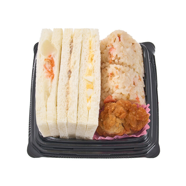 もち麦入り鮭おにぎりのよくばりランチボックス