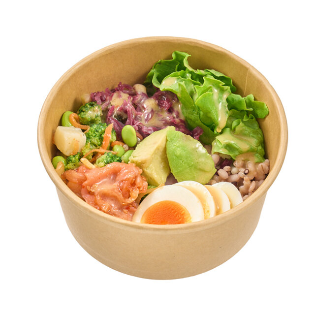 スモークサーモンとアボカドのポキ丼風サラダボウル